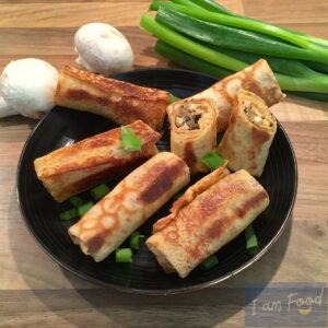 foto van bord met Mlyntsi met kip, champignons en ui